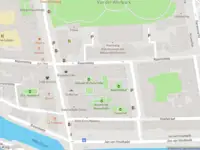 Ambulance met gepaste spoed naar de Weeshuishof in Leiden
