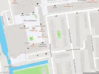 Ambulance met grote spoed naar de Bachstraat in Leiden