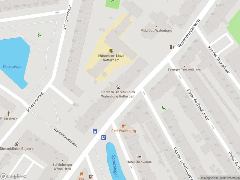 Ambulance met grote spoed naar de Walenburgerweg in Rotterdam