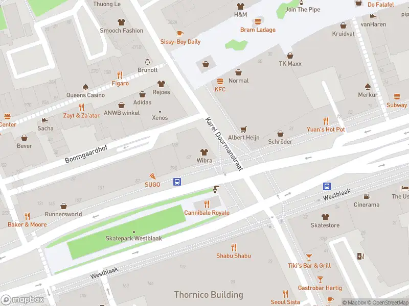 Ambulance met grote spoed naar de Westblaak in Rotterdam