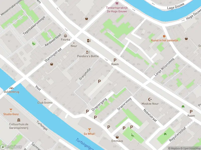 Ambulance met grote spoed naar de Japieserf in Gouda