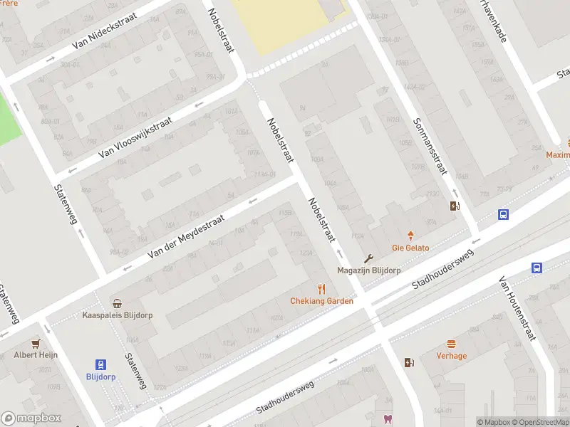 Ambulance met grote spoed naar de Nobelstraat in Rotterdam