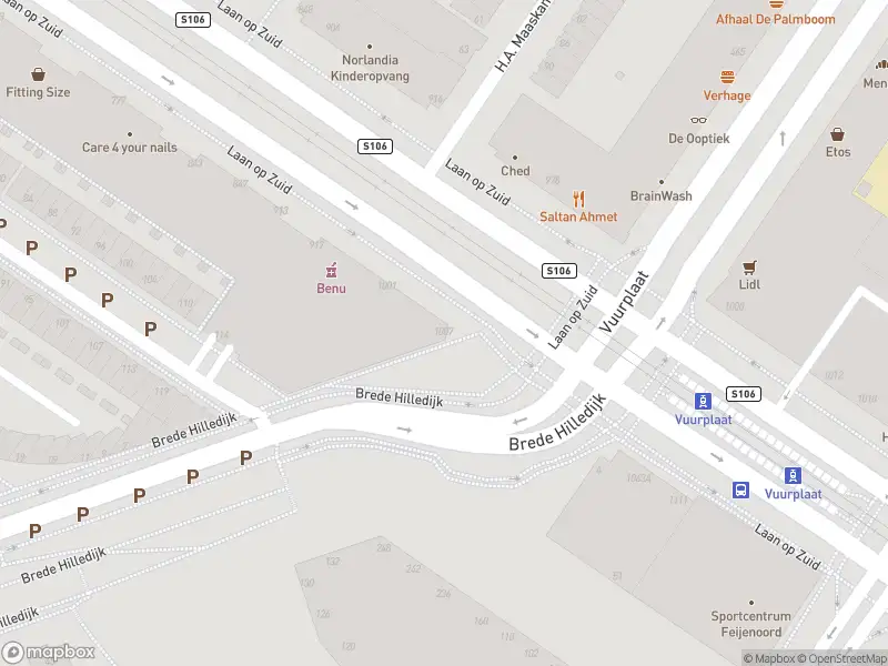 Ambulance met grote spoed naar de Brede Hilledijk in Rotterdam