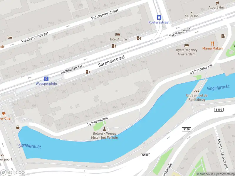 Ambulance met grote spoed naar de Valckenierstraat in Amsterdam