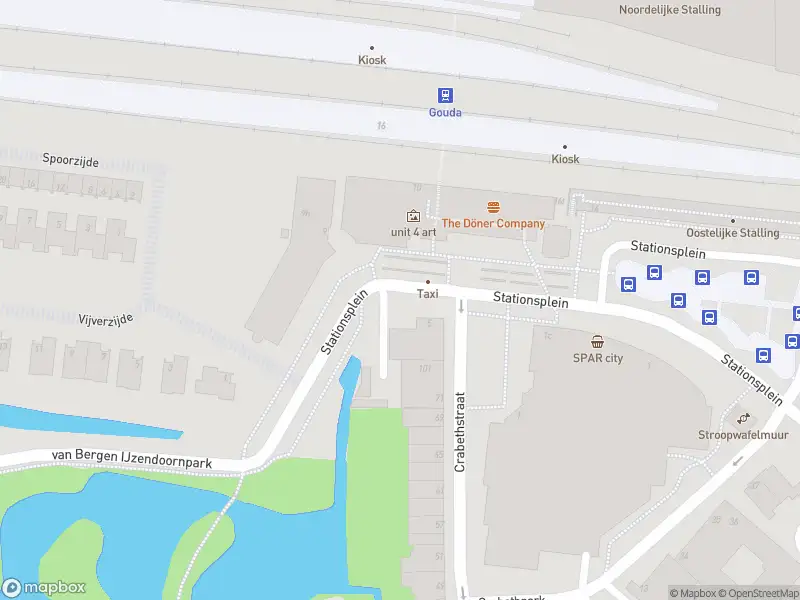 Ambulance met gepaste spoed naar de Stationsplein in Gouda