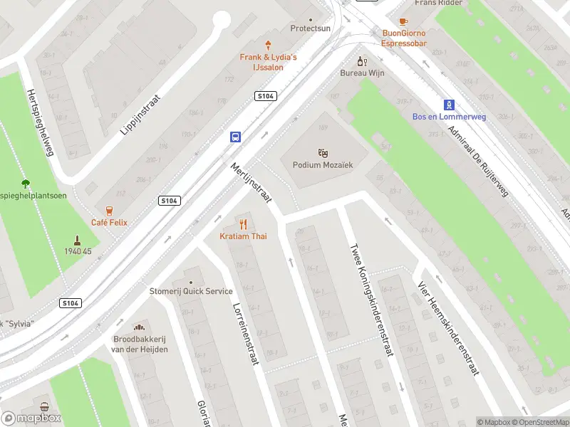 Ambulance met gepaste spoed naar de Karel Doormanstraat in Amsterdam