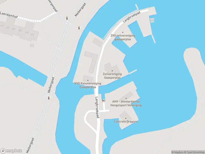 Ambulance met grote spoed naar de Langbroekpad in Amsterdam