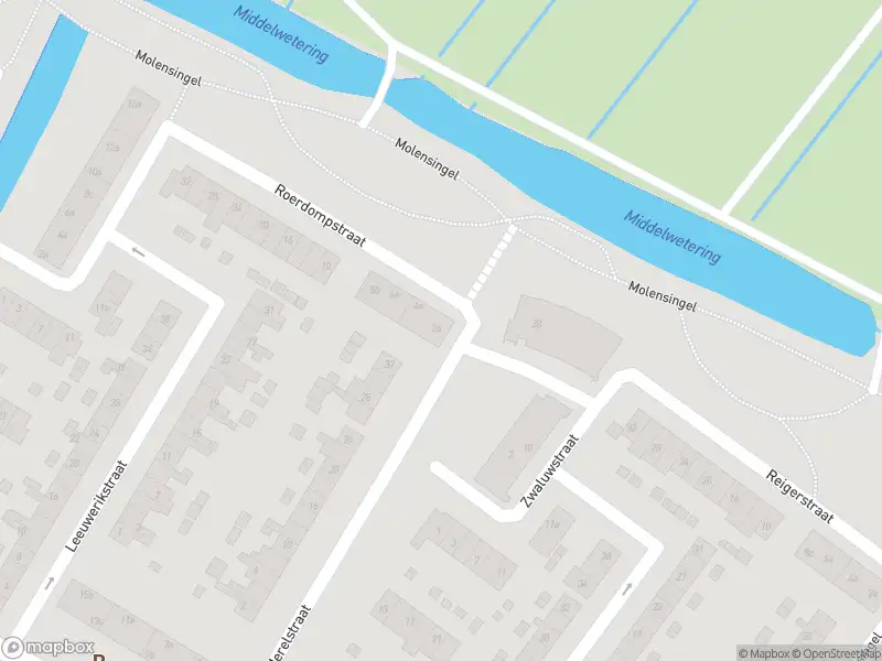 Ambulance met grote spoed naar de Roerdompstraat in Alblasserdam