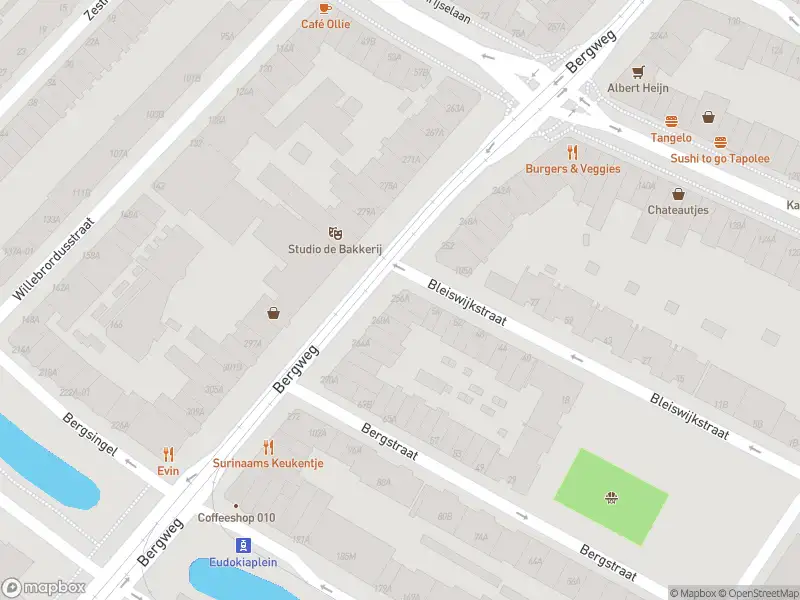 Ambulance met gepaste spoed naar de Bergweg in Rotterdam