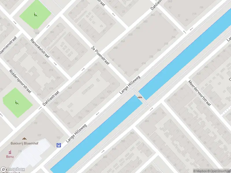 Ambulance met gepaste spoed naar de Lange Hilleweg in Rotterdam