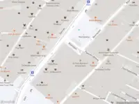 Ambulance met gepaste spoed naar de Beursplein in Amsterdam