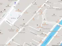 Ambulance met gepaste spoed naar de Oudekerksplein in Amsterdam