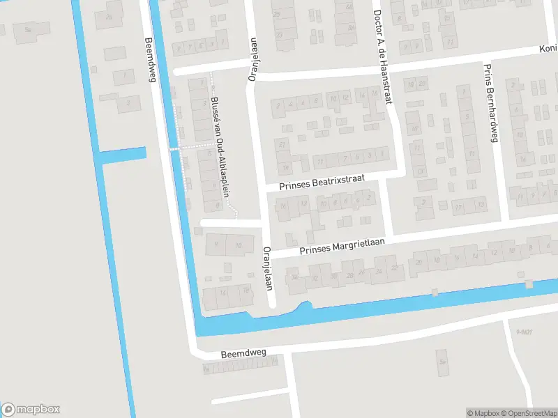 Ambulance met grote spoed naar de Oranjelaan in Oud-Alblas