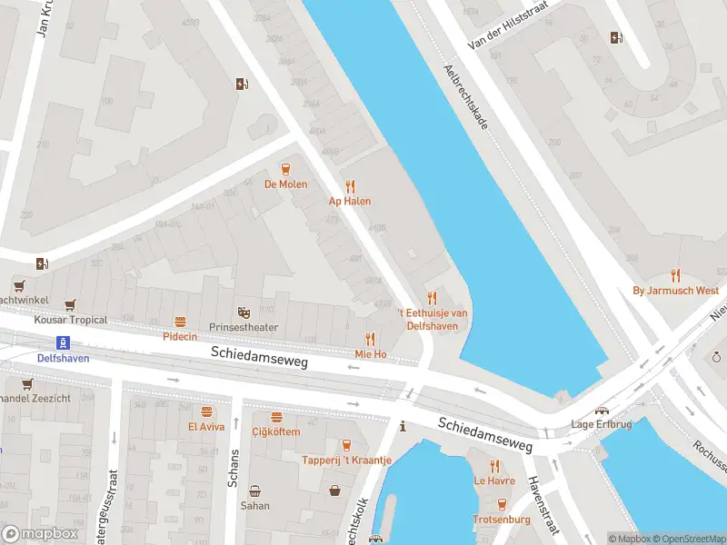 Ambulance met grote spoed naar de Mathenesserdijk in Rotterdam