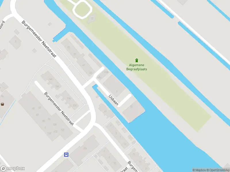 Ambulance met grote spoed naar de IJsbaan in Ouderkerk aan den IJssel