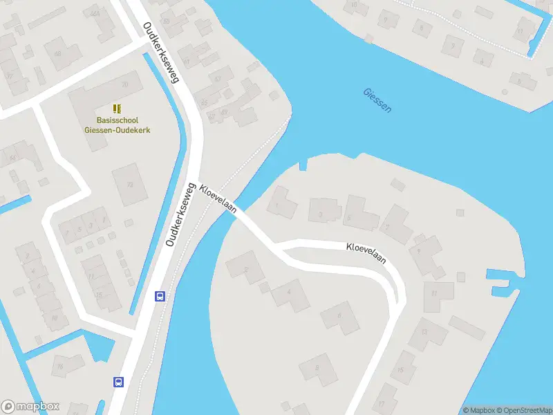 Ambulance met grote spoed naar de Kloevelaan in Giessenburg