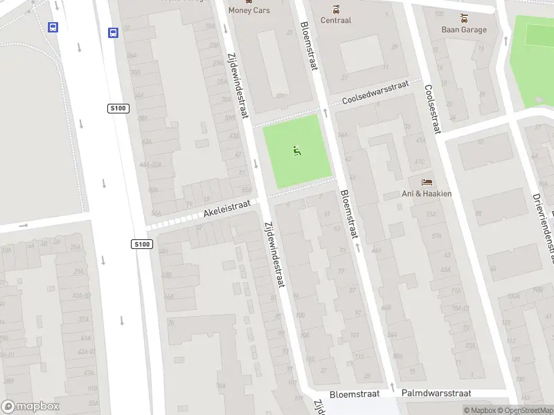 Ambulance met grote spoed naar de Akeleistraat in Rotterdam