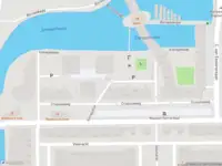 Ambulance met grote spoed naar de Entrepotbrug in Amsterdam