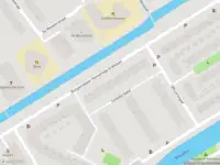 Ambulance met gepaste spoed naar de Burgemeester Honnerlage Gretelaan in Schiedam