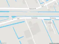 Politie met grote spoed naar de Parallelweg in Buitenpost vanwege voertuigen te water