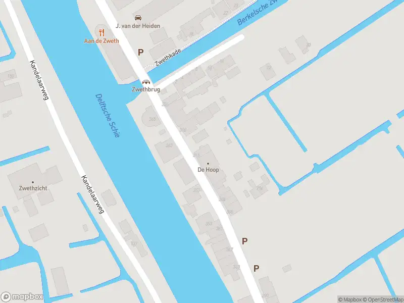 Ambulance met grote spoed naar de Delftweg in Rotterdam