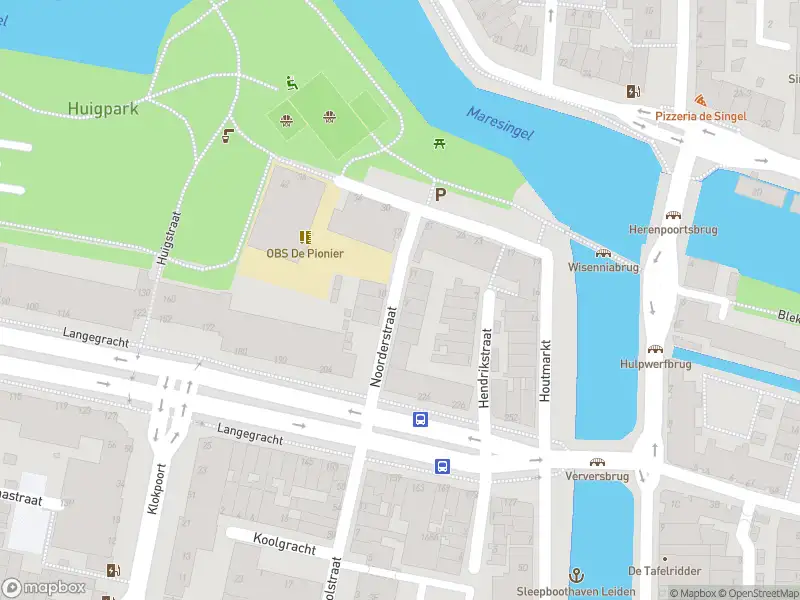 Ambulance met gepaste spoed naar de Noorderstraat in Leiden