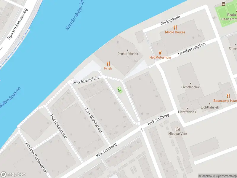 Ambulance met grote spoed naar de Rie Mastenbroekstraat in Haarlem