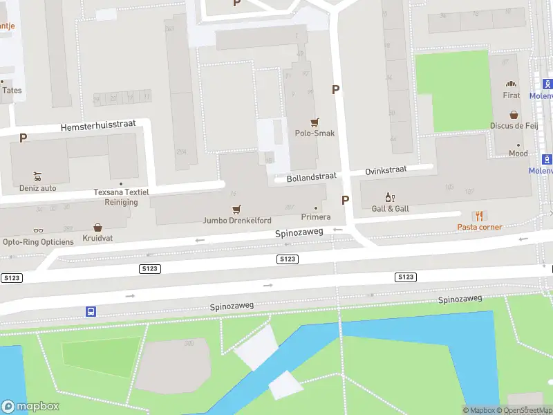 Ambulance met grote spoed naar de Spinozaweg in Rotterdam