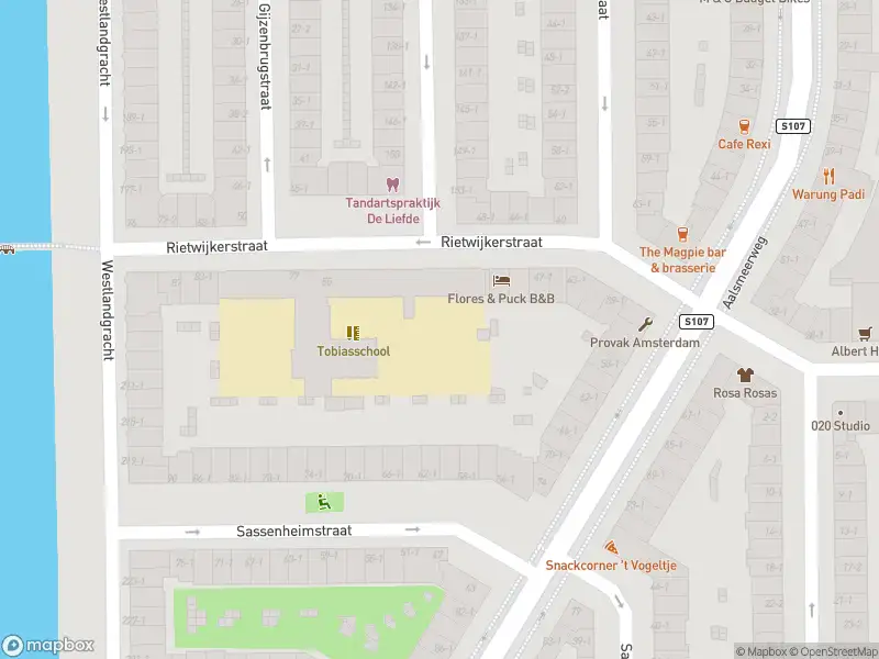 Ambulance met grote spoed naar de Piet Gijzenbrugstraat in Amsterdam