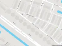 Brandweer met gepaste spoed naar de Reinier Kloegstraat in Hoogvliet Rotterdam vanwege een buitenbrand