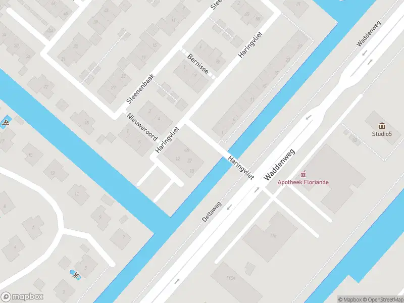 Ambulance met grote spoed naar de Haringvliet in Hoofddorp