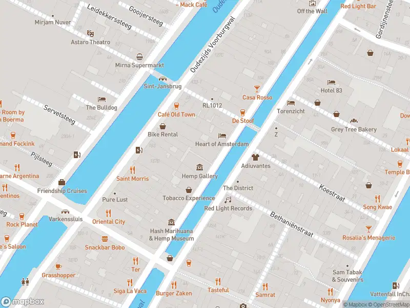 Ambulance met grote spoed naar de Damstraat in Amsterdam