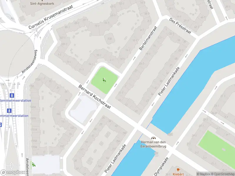 Ambulance met grote spoed naar de Bertelmanplein in Amsterdam