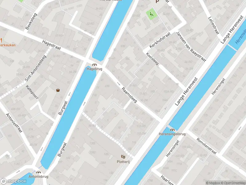 Ambulance met grote spoed naar de Raamsteeg in Haarlem