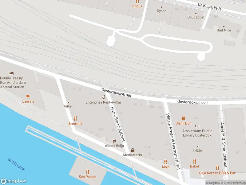 Ambulance met grote spoed naar de Oosterdoksstraat in Amsterdam