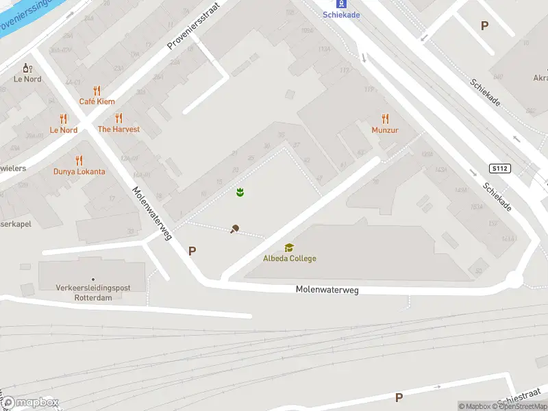 Ambulance met grote spoed naar de Zuster Hennekeplein in Rotterdam