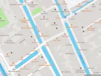 Ambulance met grote spoed naar de Peperstraat in Delft