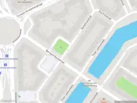 Ambulance met grote spoed naar de Bertelmanplein in Amsterdam