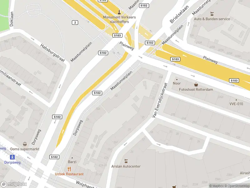 Ambulance met gepaste spoed naar de Maastunnelplein in Rotterdam