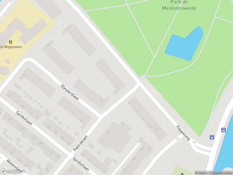 Ambulance met grote spoed naar de Paltroklaan in Rotterdam