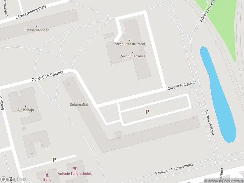 Ambulance met grote spoed naar de Cordell Hullplaats in Rotterdam