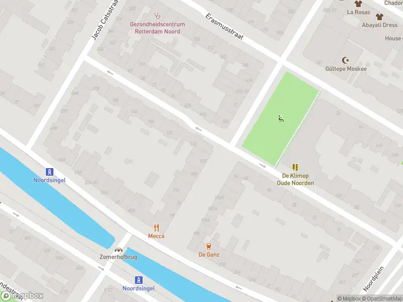 Ambulance met grote spoed naar de Rembrandtstraat in Rotterdam