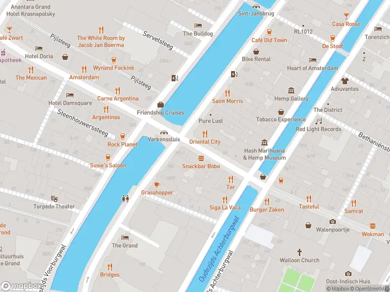 Ambulance met gepaste spoed naar de Oude Doelenstraat in Amsterdam