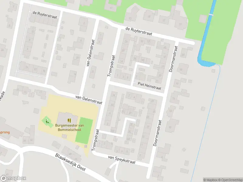 Ambulance met grote spoed naar de Piet Heinstraat in Heinenoord