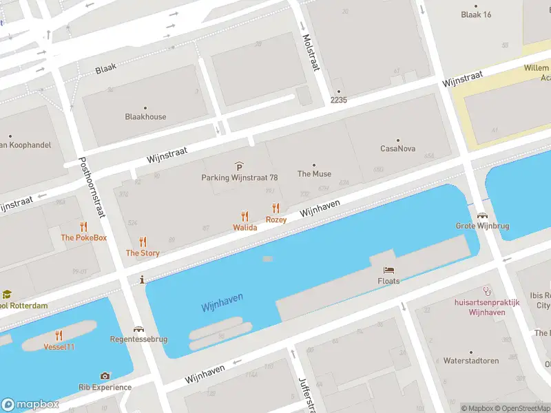 Ambulance met grote spoed naar de Wijnhaven in Rotterdam