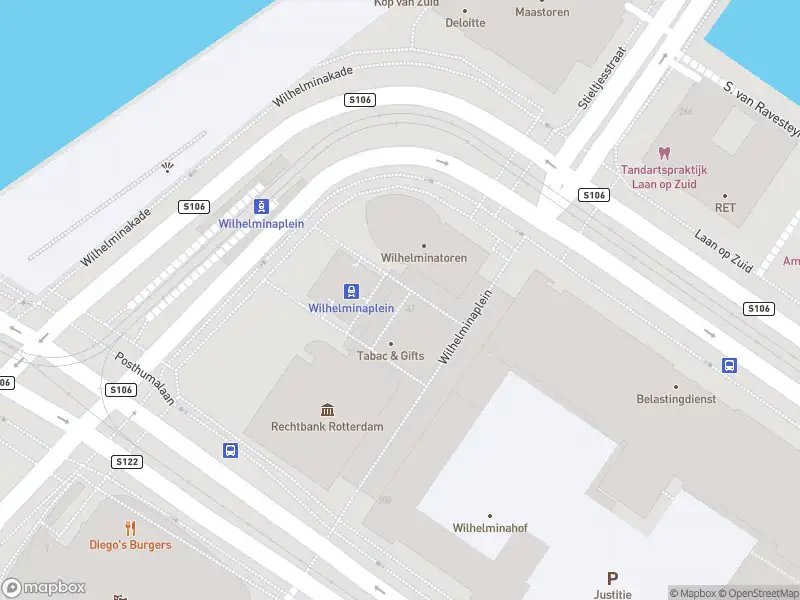 Ambulance met grote spoed naar de Wilhelminaplein in Rotterdam