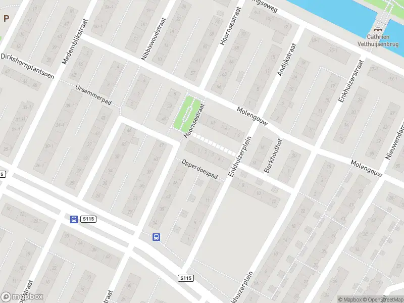 Ambulance met grote spoed naar de Berkhouthof in Amsterdam