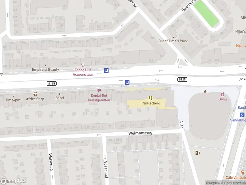 Ambulance met grote spoed naar de Strevelsweg in Rotterdam