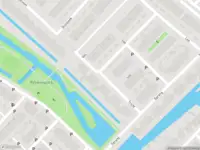 Politie met grote spoed naar de Voorstraat in Poeldijk vanwege ongeval met letsel