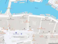 Ambulance met grote spoed naar de Bakkersstraat in Amsterdam